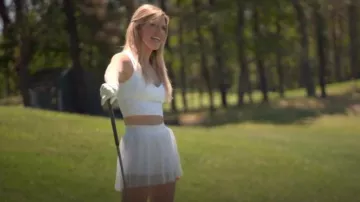 Alo Yoga petite jupe de tennis en maille coquette portée par Ashley Farrell comme on le voit dans Vendre les Hamptons (S02E02)