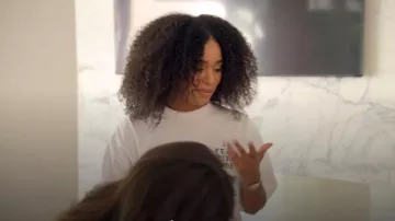 T-shirt bleu crème I Feel Like Lampin porté par Mia Calabrese comme on le voit dans Selling the Hamptons (S02E02)