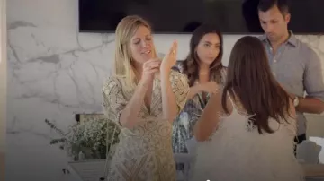 Robe mi-longue en dentelle Sandro Guipure portée par Ashley Farrell dans Selling the Hamptons (S02E02)