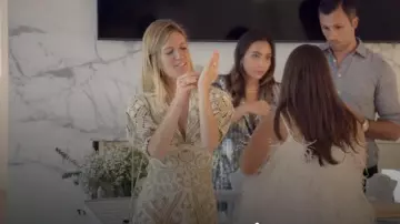 Robe mi-longue en dentelle Sandro Guipure portée par Ashley Farrell dans Selling the Hamptons (S02E02)