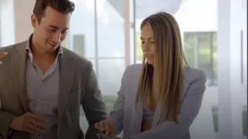 Soutien-gorge bleu Kira de Nadine Merabi porté par Peggy Zabakolas dans Selling the Hamptons (S02E02)