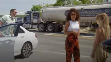 Pantalon Zara rouge à imprimé noir porté par Mia Calabrese comme on le voit dans Vendre les Hamptons (S02E02)