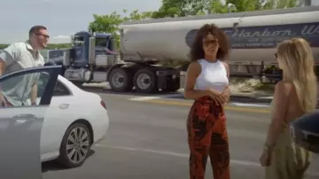 Pantalon Zara rouge à imprimé noir porté par Mia Calabrese comme on le voit dans Vendre les Hamptons (S02E02)