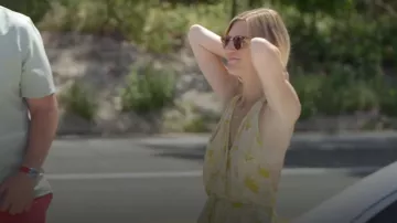 Combinaison imprimée jaune portée par Ashley Farrell comme on le voit dans Vendre les Hamptons (S02E02)