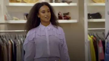 Chemise à volants fluide violette Zara portée par Mia Calabrese comme on le voit dans Vendre les Hamptons (S02E06)