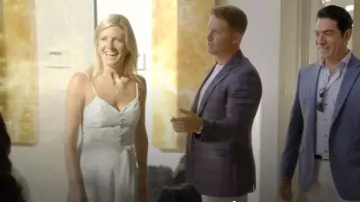 Alice + Olivia Shanti Combinaison en soie mélangée portée par Ashley Farrell dans Selling the Hamptons (S02E06)