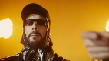 Amiri x Wes Lang Écharpe noire Allover Sketch Print portée par Anuel AA dans VVS SWITCH Remix par (Letra/Lyrics) Pressure9x19, YovngChimi, Hades66, CDobleta, Luar La L