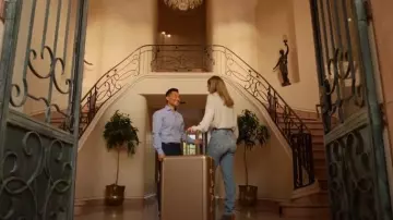 Jean Tomcat en denim Mother dans la confession porté par Amelia (Betty Gilpin) comme on le voit dans Roar (S01E03)