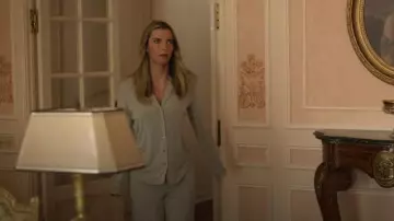 Pyjama Nordstrom Lingerie Moonlight porté par Amelia (Betty Gilpin) dans Roar (S01E03)