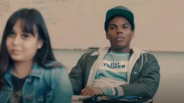 T-shirt à manches longues Pac Sun porté par Dan Decker (Spence Moore II) comme on le voit dans A.P. Bio (S03E02)