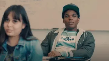 T-shirt à manches longues Pac Sun porté par Dan Decker (Spence Moore II) comme on le voit dans A.P. Bio (S03E02)