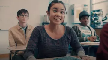 Top de punto Free People usado por Sarika (Aparna Brielle) como se ve en A.P. Bio (S03E02)