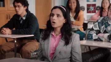 Veste croisée Brooks Brothers portée par Sarika (Aparna Brielle) comme on le voit dans A.P. Bio (S04E04)