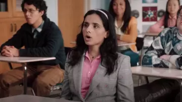 Veste croisée Brooks Brothers portée par Sarika (Aparna Brielle) comme on le voit dans A.P. Bio (S04E04)