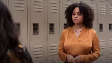 Chemisier plissé Kobi Halperin porté par Shayla (Hayley Marie Norman) comme on le voit dans A.P. Bio (S04E05)