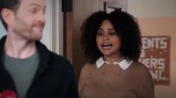 Pull français théorique porté par Shayla (Hayley Marie Norman) comme on le voit dans A.P. Bio (S04E07)