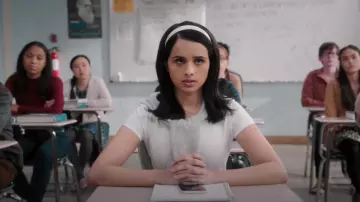 T-shirt Bdg Baby porté par Sarika (Aparna Brielle) comme on le voit dans A.P. Bio (S04E08)