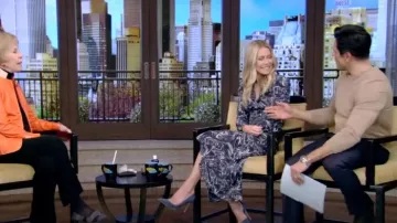 Vestido de seda fruncido con estampado de mármol Isabel Marant Albini usado por Kelly Ripa como se vio en VIVO con Kelly y Mark el 25 de marzo de 2024