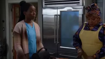 Cárdigan abierto con bolsillo Loft Ombre usado por Abishola (Folake Olowofoyeku) como se ve en Bob Hearts Abishola (S05E08)