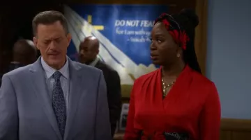 Elie Tahari Camisa de satén de seda con cuello contorneado usada por Abishola (Folake Olowofoyeku) como se ve en Bob Hearts Abishola (S05E08)