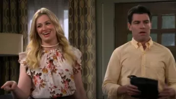 Blusa Sea New York Esme usada por Gemma Johnson (Beth Behrs) como se ve en The Neighborhood (T06E05)