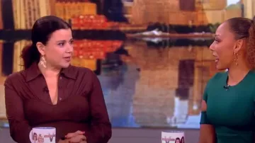 Vestido Staud Hazel usado por Ana Navarro visto en The View el 25 de marzo de 2024
