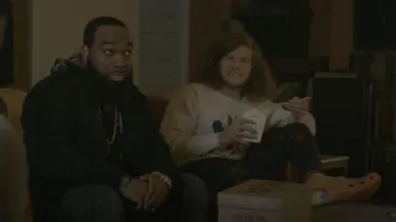 Vintage 1985 Spuds MacKenzie Bud Light Sweatshirt porté par Gunther (Blake Anderson) comme on le voit dans Woke (S01E03)