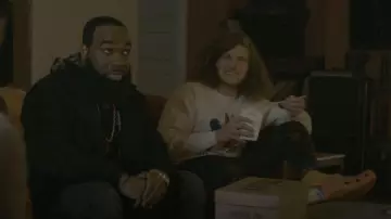 Sudadera vintage de 1985 Spuds MacKenzie Bud Light usada por Gunther (Blake Anderson) como se ve en Woke (T01E03)