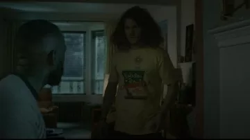 T-shirt officiel des Dead Kennedys Holiday In Cambodia porté par Gunther (Blake Anderson) comme on le voit dans Woke (S01E08)