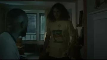 Dead Kennedys Holiday In Cambodia Camiseta oficial usada por Gunther (Blake Anderson) como se ve en Woke (S01E08)