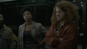 Veste Lacoste Live HarrIngton en bordeaux portée par Gunther (Blake Anderson) comme on le voit dans Woke (S01E08)