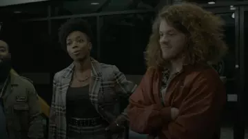 Chaqueta Lacoste Live HarrIngton en burdeos usada por Gunther (Blake Anderson) como se ve en Woke (S01E08)