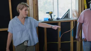 Anthropologie Cloth & Stone Rolled Short-Sleeve Buttondown Camisa usada por Erin Napier como se ve en Home Town (S08E11)