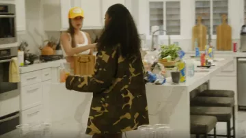 Veste surdimensionnée Mistress Rocks Jump Up Camouflage portée par Gabby Prescod comme on le voit dans Summer House (S08E05)