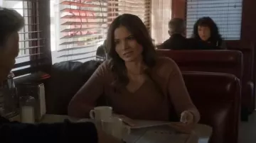 Pull en cachemire à col en V Vince Weekend pour femme porté par Jessica Knight (Katrina Law) comme on le voit dans NCIS (S21E05)