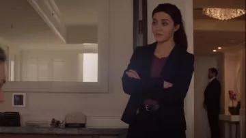 Theory Stretch-Ponte Blaz­er worn by Lucy Tara (Yasmine Al-bustami) as seen in NCIS: Hawai'i (S03E05)