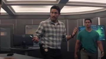 Rails Wyatt Shirt Anthrocite Sky Melange usado por Jesse Boone (Noah Mills) como se ve en NCIS: Hawai'i (S03E05)