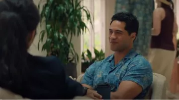 Camiseta de campamento Travis Tropic Nightfall para hombre de Orlebar Brown usada por Kai Holman (Alex Tarrant) como se ve en NCIS: Hawai'i (S03E05)