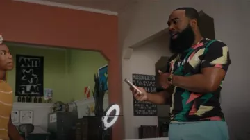 Camiseta Nike Jordan Jumpman Db1553 usada por Clovis (T. Murph) como se ve en Woke (S02E06)