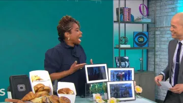 Mini-robe à volants en popeline Mari Banana Republic portée par Gayle Bass dans CBS Mornings le 26 mars 2024