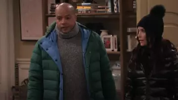 Moncler Grenoble Rosiere Plumífero Reversible usado por Trey Taylor (Donald Faison) como se ve en Familia Extendida (S01E13)