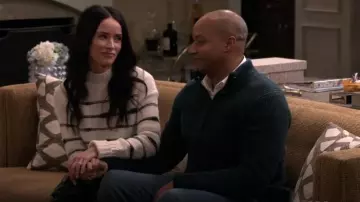 Suéter de un cuarto de botón de cachemira Connor para hombre de Iris von Arnim usado por Trey Taylor (Donald Faison) como se ve en Extended Family (T01E13)