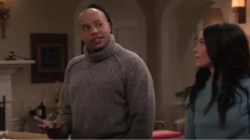 Todd Snyder Mouliné Cuello de tortuga en Storm Cloud usado por Trey Taylor (Donald Faison) como se ve en Extended Family (T01E13)