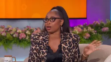 Blazer de jacquard de leopardo de L'Agence Bethany usado por Jennifer Hudson como se ve en The Jennifer Hudson Show el 26 de marzo de 2024