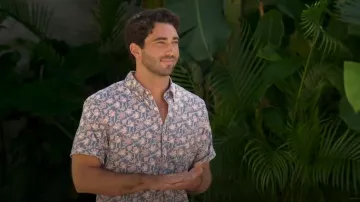 Chemise Faherty Breeze à col boutonné et imprimé floral en mélange de chanvre extensible portée par Joey Graziadei dans The Bachelor (S28E11)