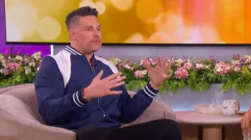 Alexander McQueen Harness Bomber Jacket porté par Joe Manganiello tel qu’on le voit dans The Jennifer Hudson Show le 22 mars 2024