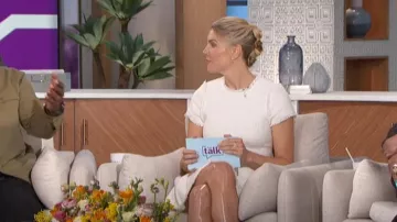 Vestido de tweed Cinq à Sept Nova usado por Amanda Kloots como se vio en The Talk el 26 de marzo de 2024