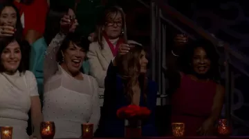 Calvin Klein Robe fourreau sans manches en crêpe de plongée Calvin Klein en Boysenberry portée par Sandra Mason comme on le voit dans The Bachelor (S28E11)
