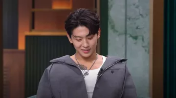 Chaqueta con capucha de lana con cordón Ferragamo usada por Kim Jin Young como se ve en Single's Inferno (S03E04)