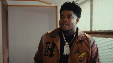 Chaqueta Nike Air Jordan x Honor The Gift Brown Varsity usada por BossMan Dlow en Finesse (Video oficial)